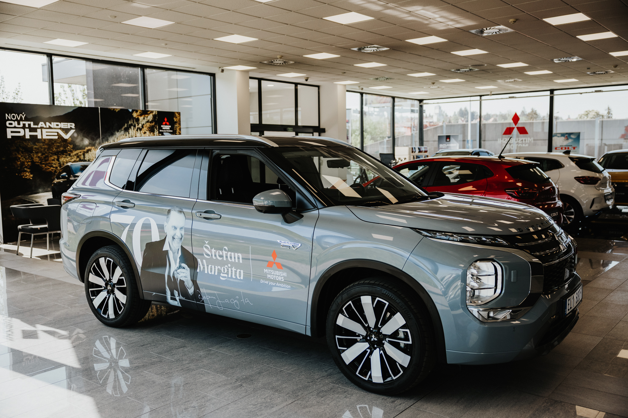 Nové Mitsubishi OUTLANDER PHEV 4X4 - Štefan Margita Nové Mitsubishi OUTLANDER PHEV 4X4 - Štefan Margita