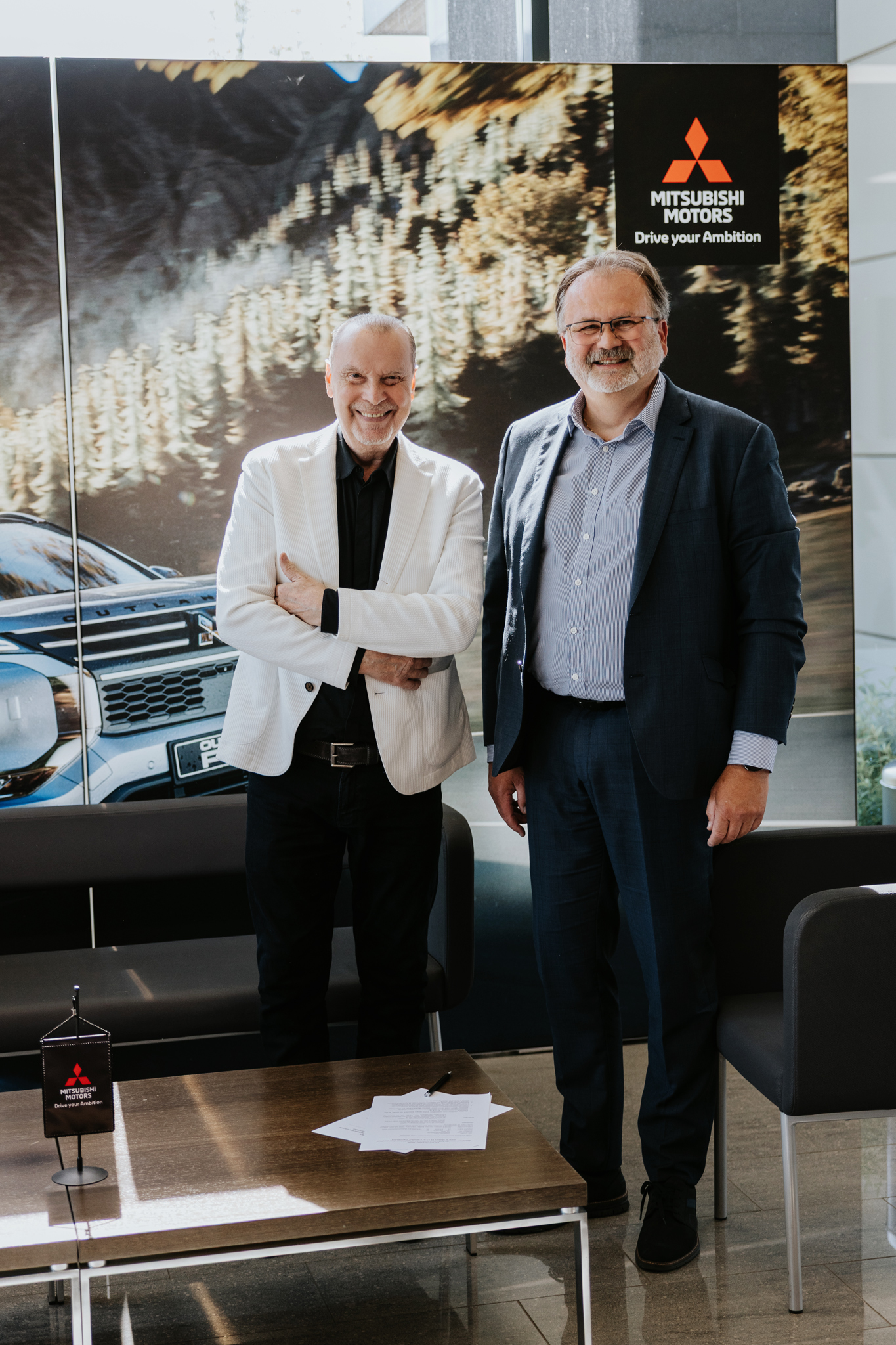 Nové Mitsubishi OUTLANDER PHEV 4X4 - Štefan Margita Nové Mitsubishi OUTLANDER PHEV 4X4 - Štefan Margita