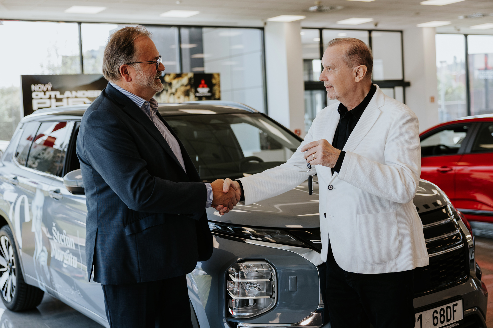 Nové Mitsubishi OUTLANDER PHEV 4X4 - Štefan Margita Nové Mitsubishi OUTLANDER PHEV 4X4 - Štefan Margita