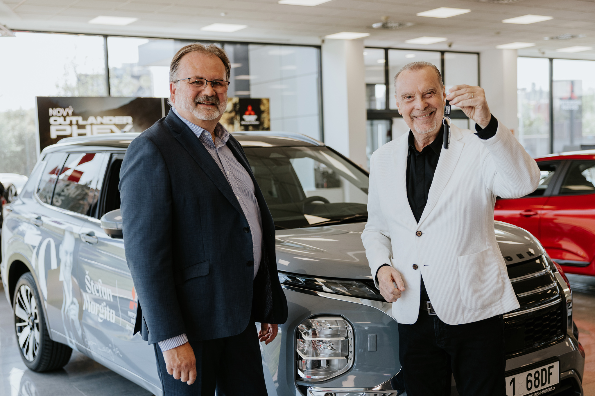 Nové Mitsubishi OUTLANDER PHEV 4X4 - Štefan Margita Nové Mitsubishi OUTLANDER PHEV 4X4 - Štefan Margita