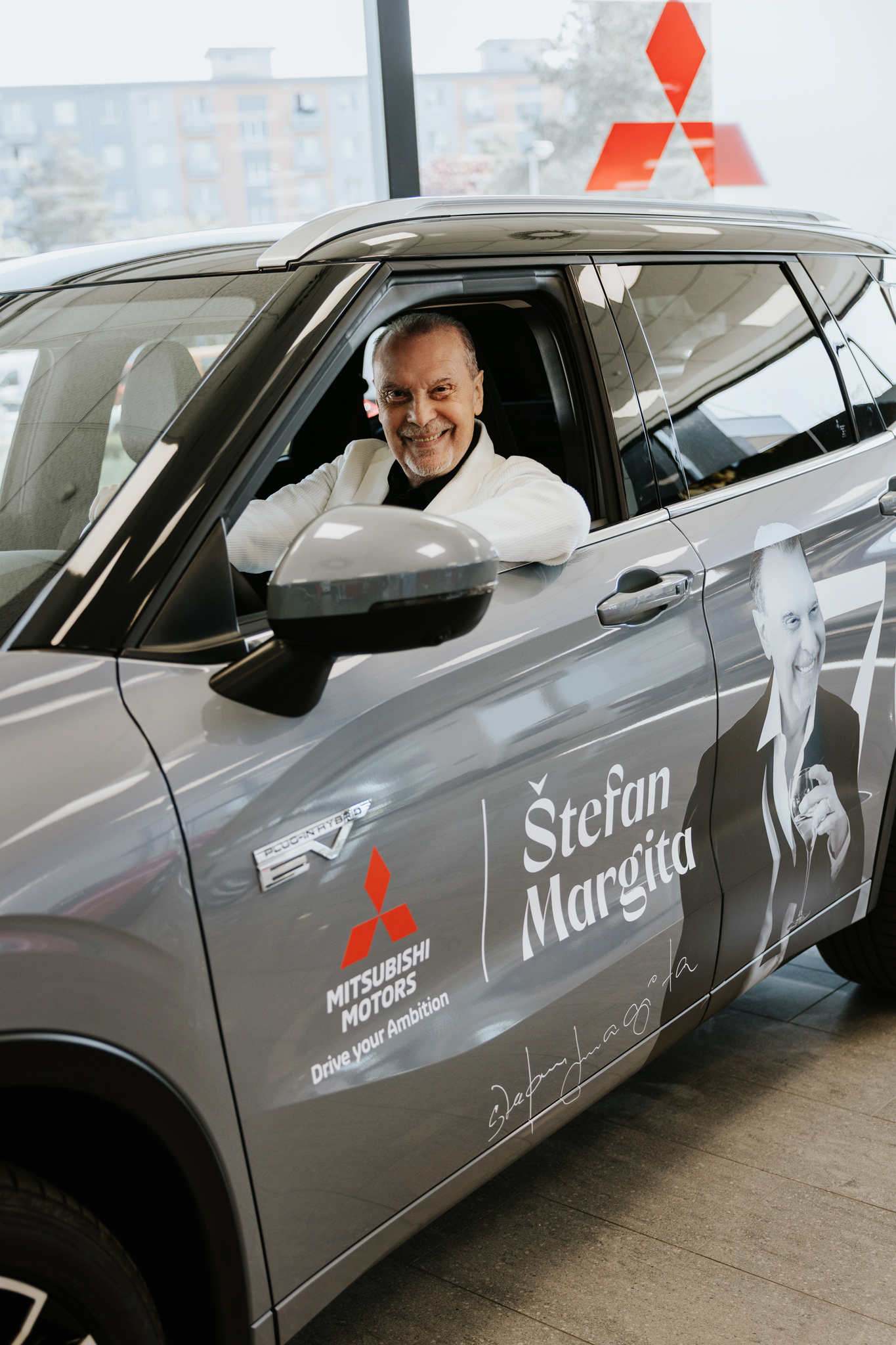 Nové Mitsubishi OUTLANDER PHEV 4X4 - Štefan Margita Nové Mitsubishi OUTLANDER PHEV 4X4 - Štefan Margita