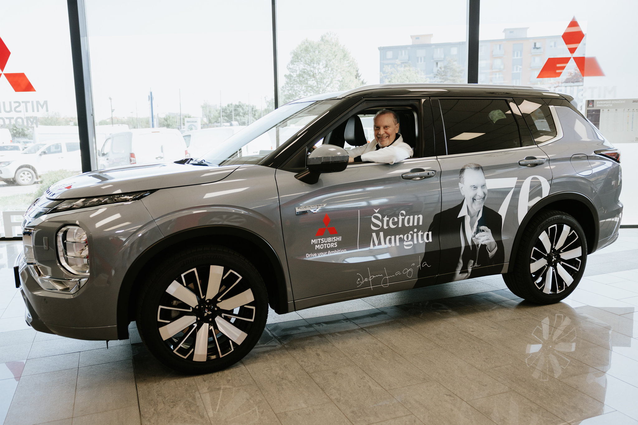 Nové Mitsubishi OUTLANDER PHEV 4X4 - Štefan Margita Nové Mitsubishi OUTLANDER PHEV 4X4 - Štefan Margita