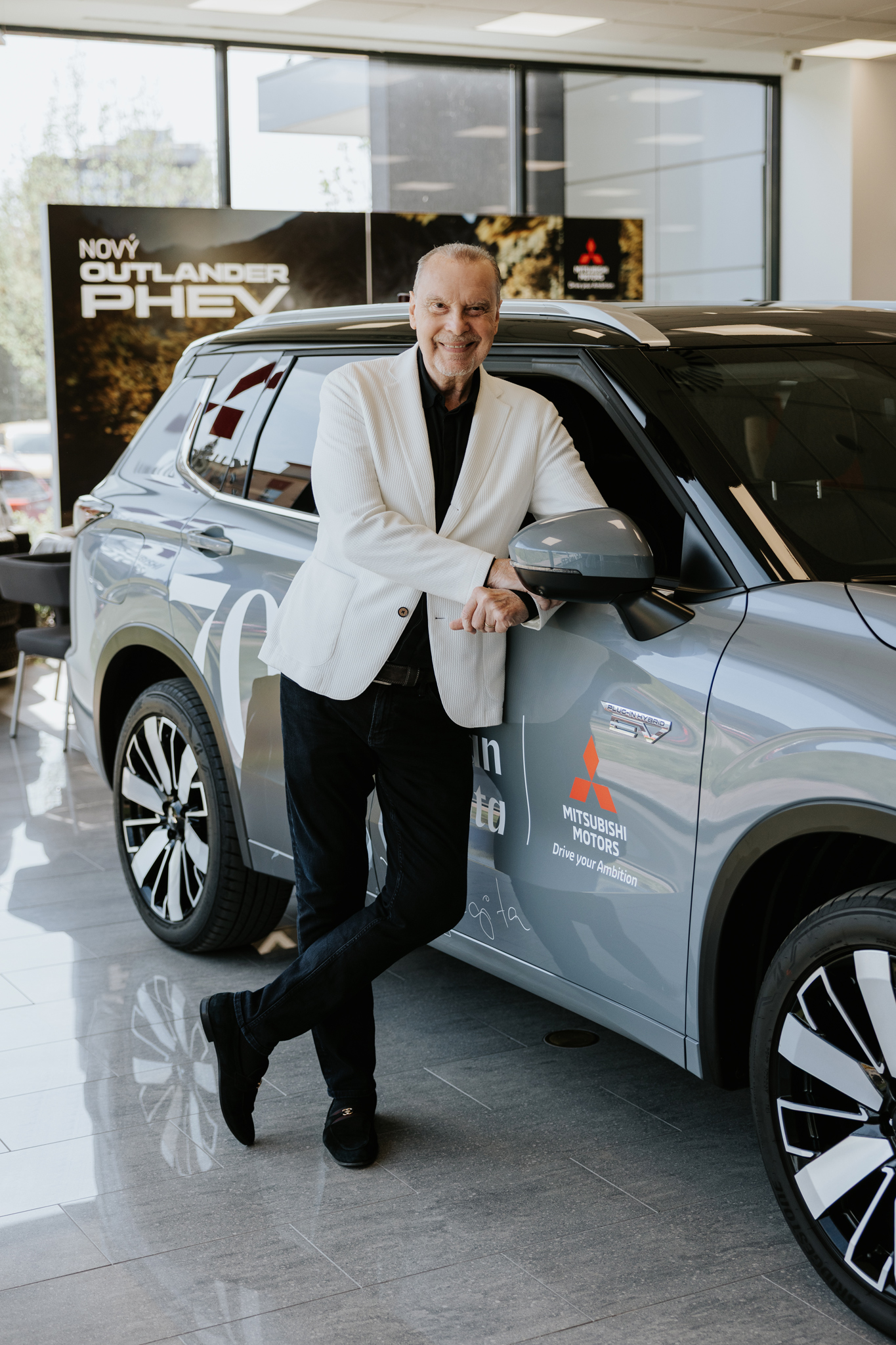 Nové Mitsubishi OUTLANDER PHEV 4X4 - Štefan Margita Nové Mitsubishi OUTLANDER PHEV 4X4 - Štefan Margita