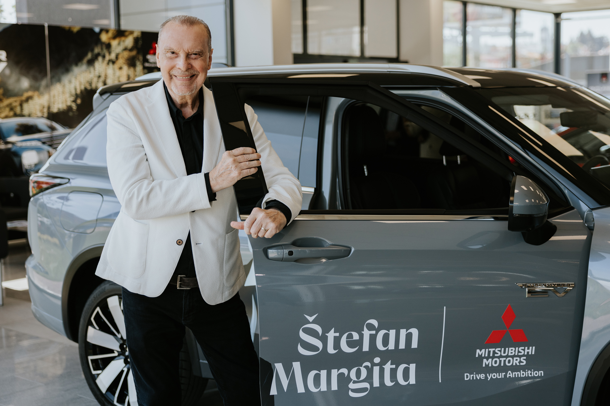 Nové Mitsubishi OUTLANDER PHEV 4X4 - Štefan Margita Nové Mitsubishi OUTLANDER PHEV 4X4 - Štefan Margita